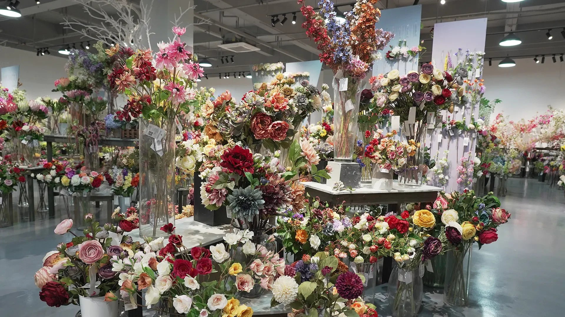 Kunstbloemenshowroom met gelabelde arrangementen